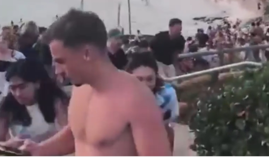 Alldaynews.gr Τρομοκρατική επίθεση με πυροβολισμούς σε διάσημη παραλία του Σίδνεϊ – 10 οι νεκροί, οι δράστες στόχευαν παιδιά