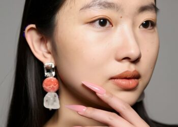 Το ασιατικό μυστικό για να καθυστερήσετε το γκριζάρισμα των μαλλιών σας