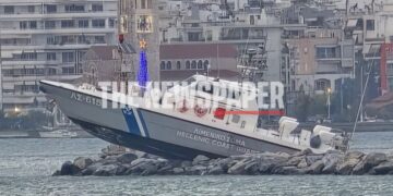 Alldaynews.gr Σκάφος του Λιμενικού “καβάλησε” τον κυματοθραύστη στο λιμάνι