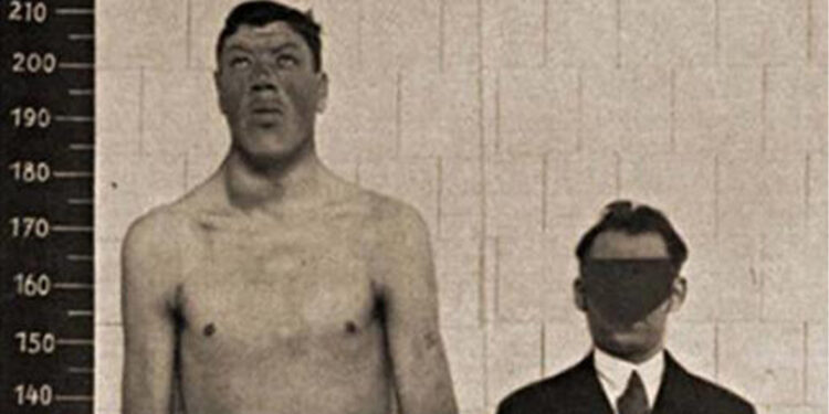 Alldaynews.gr Η ιστορία του νάνου που έγινε γίγαντας: Στα 18 του είχε ύψος 1,22μ. και πέθανε στα 2,34μ.