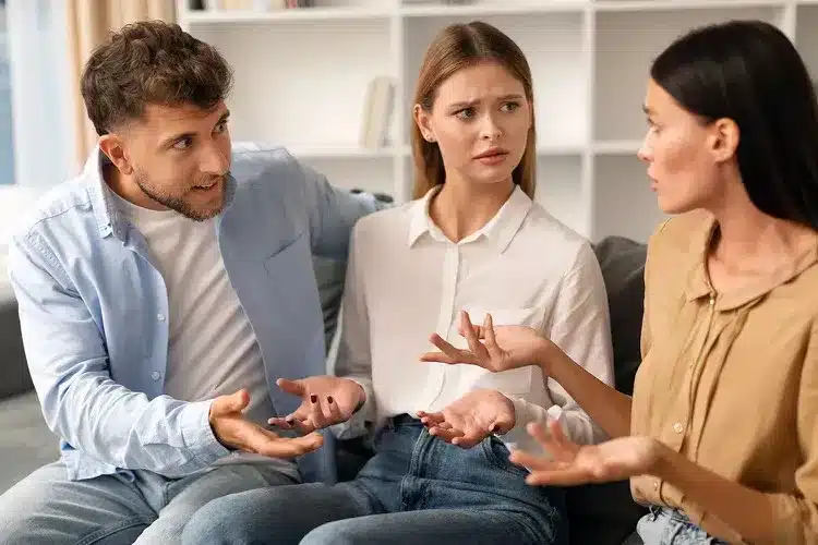 Προσκάλεσα όλα μου τα παιδιά για κυριακάτικο τραπέζι. Έμειναν με το ζόρι μία ώρα και ούτε καν περίμεναν να φάμε 2 adult siblings fighting 112524 466c190f3c934aaab9103bfca0fd2e89 11zon