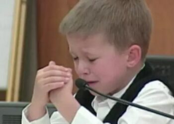 Σπαρακτική μαρτυρία 7χρονου: Η στιγμή που λέει στο δικαστήριο ότι η μητέρα του έπνιξε την αδερφή του (video)