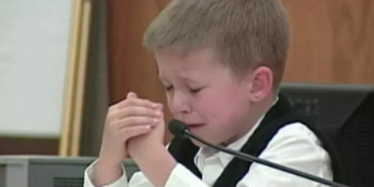Σπαρακτική μαρτυρία 7χρονου: Η στιγμή που λέει στο δικαστήριο ότι η μητέρα του έπνιξε την αδερφή του (video)