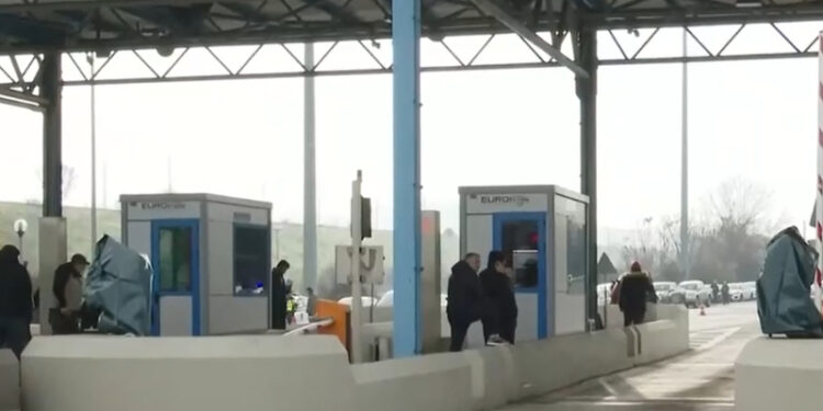 Alldaynews.gr Σηκώνουν τις μπάρες σε διόδια και ενισχύουν τα μπλόκα οι αγρότες – Κλιμακώνονται οι κινητοποιήσεις