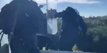 Alldaynews.gr Ξύλο μεταξύ αγροτών και αστυνομικών – Μαγκούρες και χημικά στο μπλόκο του Ρίου – Αντιρρίου – Δείτε βίντεο