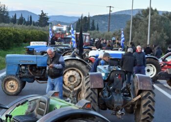 Με ενσυναίσθηση αλλά μέχρι τέλους οι αγρότες: Ανοίγουν διόδια, παραμένουν τα μπλόκα