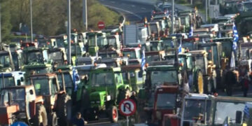 Με ενσυναίσθηση αλλά μέχρι τέλους οι αγρότες: Ανοίγουν διόδια, παραμένουν τα μπλόκα