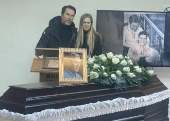 Αλμπέρτο Εσκενάζυ: Συγκίνηση στο τελευταίο αντίο – Έτσι τον αποχαιρέτησαν συγγενείς και φίλοι στο αποτεφρωτήριο Ριτσώνας
