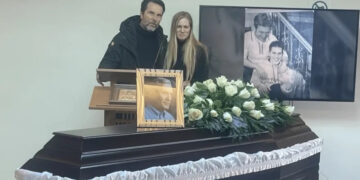 Αλμπέρτο Εσκενάζυ: Συγκίνηση στο τελευταίο αντίο – Έτσι τον αποχαιρέτησαν συγγενείς και φίλοι στο αποτεφρωτήριο Ριτσώνας