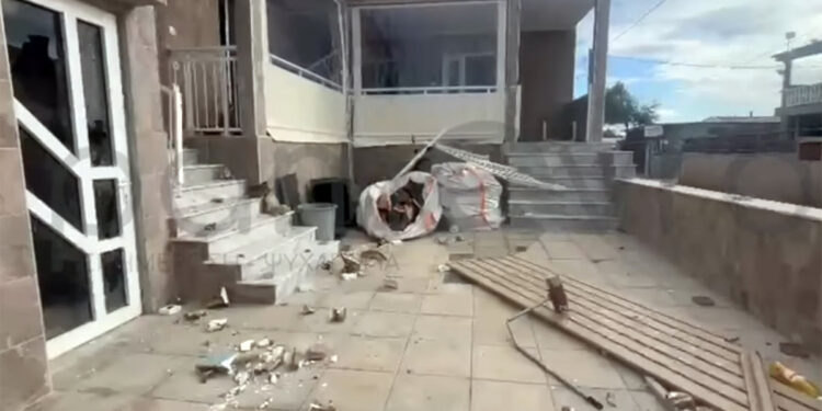 Στο νοσοκομείο μετά από ξυλοδαρμό ο παππούς του 3χρονου που πέθανε από ασιτία – Του έσπασαν το σπίτι