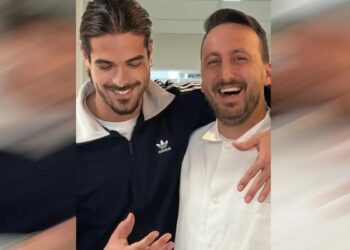 Alldaynews.gr Ο Άρης Μουγκοπέτρος δείχνει τα δύο «πρόσθετα» δάχτυλά του μετά το ατύχημα με την κροτίδα: «Κλαίω από την χαρά μου»