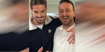 Ο Άρης Μουγκοπέτρος δείχνει τα δύο «πρόσθετα» δάχτυλά του μετά το ατύχημα με την κροτίδα: «Κλαίω από την χαρά μου»