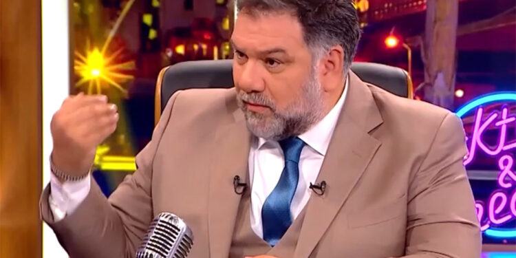Γρηγόρης Αρναούτογλου: Έβγαλε τον γιο του ζωντανά στην τηλεόραση – Δείτε πόσο του μοιάζει