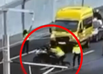 Αδιανόητο περιστατικό: Οδηγός μοτοσικλέτας παρέσυρε τροχονόμο στην Αττική Οδό για να αποφύγει έλεγχο – Δείτε βίντεο