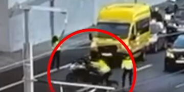 Alldaynews.gr Αδιανόητο περιστατικό: Οδηγός μοτοσικλέτας παρέσυρε τροχονόμο στην Αττική Οδό για να αποφύγει έλεγχο – Δείτε βίντεο