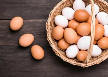Λίγοι το γνωρίζουν: Ποια είναι η διαφορά ανάμεσα στα λευκά και τα καφέ αυγά