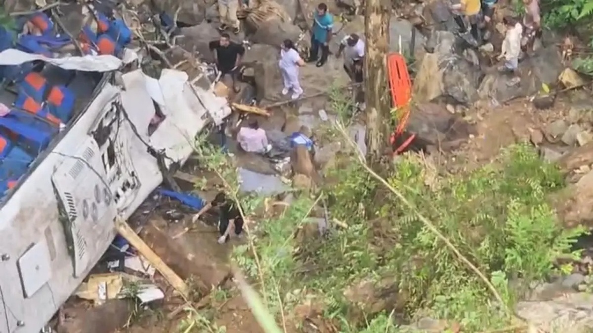 Alldaynews.gr Τραγωδία: 14 νεκροί μαθητές, 2 ενήλικοι και 20 τραυματίες σε τροχαίο με σχολικό λεωφορείο που έπεσε σε χαράδρα (video)