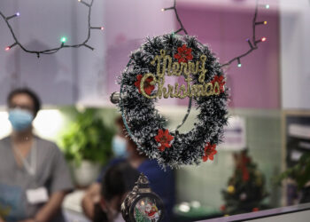 «Παιδί μου, σου είπα ψέματα» – Σπαρακτική επιστολή εκπαιδευτικού για τα παιδιά που θα περάσουν τα Χριστούγεννα μόνα τους στο νοσοκομείο