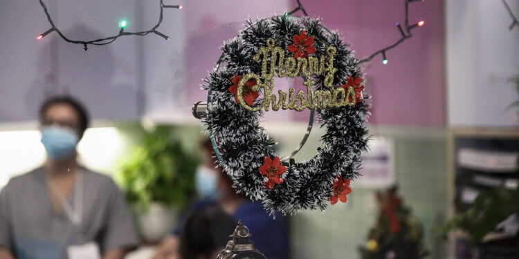 «Παιδί μου, σου είπα ψέματα» – Σπαρακτική επιστολή εκπαιδευτικού για τα παιδιά που θα περάσουν τα Χριστούγεννα μόνα τους στο νοσοκομείο