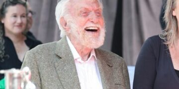 Ντικ Βαν Ντάικ: Το μυστικό της μακροζωίας είναι να αποφεύγεις δύο συνηθισμένα πράγματα, σύμφωνα με τον 99χρονο ηθοποιό