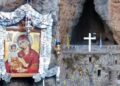 Alldaynews.gr Παναγία του Βράχου: Το μυστηριώδες εκκλησάκι που είναι σφηνωμένο στο βουνό και αναβλύζει αγίασμα