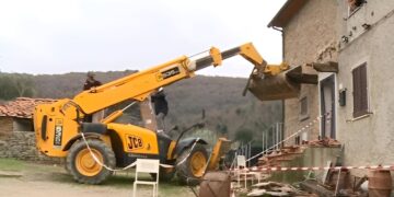 Αθώος ο 56χρονος που σκότωσε τον γείτονά του που προσπαθούσε να του γκρεμίσει το σπίτι με εκσκαφέα