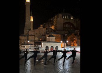 Έλληνες χόρεψαν «Τ’ άγια χώματα της Πόλης» μπροστά στην Αγία Σοφία –  Έντονες αντιδράσεις από τα τουρκικά ΜΜΕ – Δείτε βίντεο