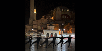 Έλληνες χόρεψαν «Τ’ άγια χώματα της Πόλης» μπροστά στην Αγία Σοφία –  Έντονες αντιδράσεις από τα τουρκικά ΜΜΕ – Δείτε βίντεο