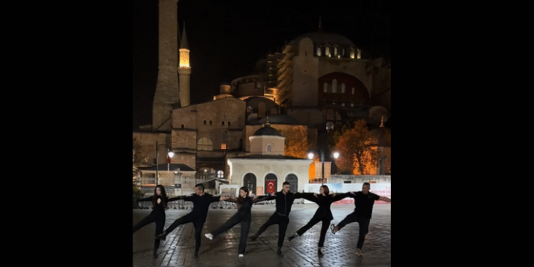 Έλληνες χόρεψαν «Τ’ άγια χώματα της Πόλης» μπροστά στην Αγία Σοφία –  Έντονες αντιδράσεις από τα τουρκικά ΜΜΕ – Δείτε βίντεο
