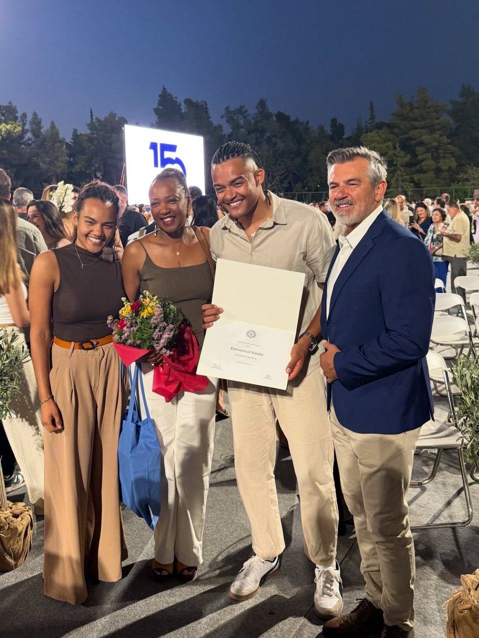 Alldaynews.gr Ο Εμμανουήλ Καραλής πήρε το πτυχίο του -«Μάνα... το πήρα»