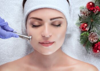 Holiday Face Refresh: Πώς να δείχνεις ξεκούραστη στις γιορτές (ακόμα κι αν δεν είσαι)