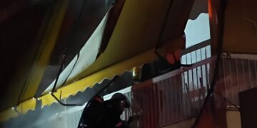 Νεκροί δύο άνδρες που εγκλωβίστηκαν σε φωτιά σε διαμέρισμα (video)