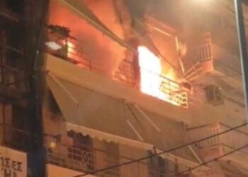 ΕΚΤΑΚΤΟ: Πυρκαγιά σε πολυκατοικία – Απεγκλωβίστηκαν 7 άτομα – Πώς γλύτωσαν μητέρα με τα 3 παιδιά της (video)