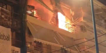 ΕΚΤΑΚΤΟ: Πυρκαγιά σε πολυκατοικία – Απεγκλωβίστηκαν 7 άτομα – Πώς γλύτωσαν μητέρα με τα 3 παιδιά της (video)