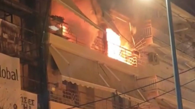 ΕΚΤΑΚΤΟ: Πυρκαγιά σε πολυκατοικία – Απεγκλωβίστηκαν 7 άτομα – Πώς γλύτωσαν μητέρα με τα 3 παιδιά της (video)