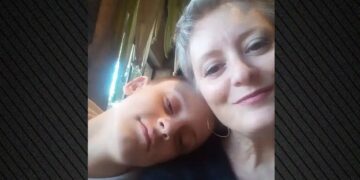 Συγκλονίζει η μητέρα που έγινε δότρια ήπατος για μεταμόσχευση στον γιο της – «Και την καρδιά μου να μου ζήταγαν, θα την έδινα»