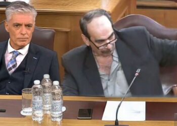 Νέο Έπος: Ο Ευαγγελάτος άραξε δίπλα στον «Φραπέ» στην Εξεταστική! (video)