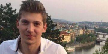 Για απάτη κατηγορείται ο «ερευνητής» που τους έλεγε ότι βρήκε τον γιο τους: «Μας ζήτησε του κόσμου τα λεφτά και αποδείχτηκε απατεώνας» λέει ο πατέρας του γιατρού που αγνοείται (video)