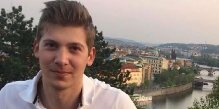 Για απάτη κατηγορείται ο «ερευνητής» που τους έλεγε ότι βρήκε τον γιο τους: «Μας ζήτησε του κόσμου τα λεφτά και αποδείχτηκε απατεώνας» λέει ο πατέρας του γιατρού που αγνοείται (video)