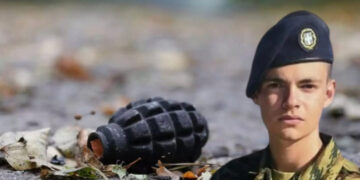 «Η χειροβομβίδα δεν εξερράγη στα χέρια του Ραφαήλ» – Εξελίξεις με τον νεκρό 19χρονο ΕΠΟΠ στη Ρόδο