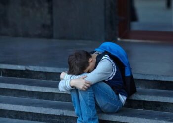 Φρίκη: 55χρονη κατηγορείται ότι βίαζε τον γιο της οικιακής βοηθού της από την ηλικία των 9 ετών