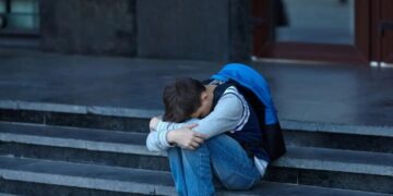 Φρίκη: 55χρονη κατηγορείται ότι βίαζε τον γιο της οικιακής βοηθού της από την ηλικία των 9 ετών