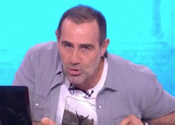 Alldaynews.gr «Σας παρακαλώ, πείτε μου ότι είναι πείραμα»: Ο Κανάκης έμαθε ότι ο «Φραπές» ήταν τελικά «Τζίτζης» και παρέδωσε τα όπλα (video)