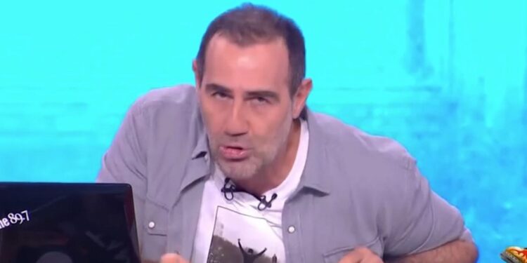 Alldaynews.gr «Ήταν γαλλικός, ντεκαφεϊνέ;»: Ο Κανάκης έμαθε ότι ο «Φραπές» ήταν «Τζίτζης» και παρέδωσε τα όπλα (video)