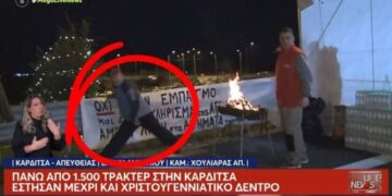 Viral στιγμή σε μπλόκο: Αγρότης κάνει… σπαγγάτο σε ζωντανή σύνδεση δίπλα στο χριστουγεννιάτικο δέντρο (video)