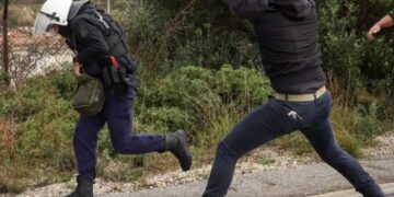 Αγρότης κατά αστυνομικού με την… κατσούνα – Η φωτογραφία από τα Χανιά που έγινε viral