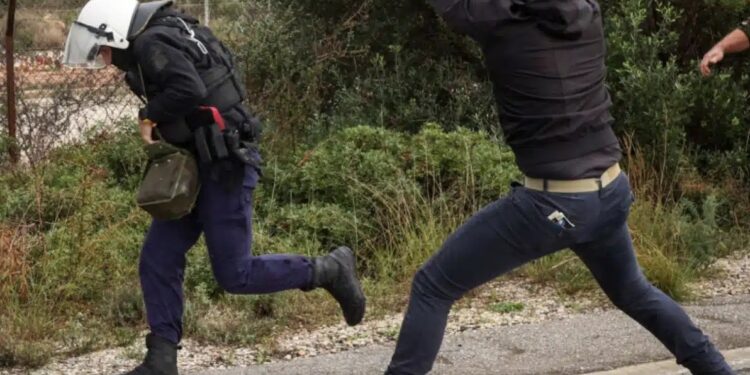 Αγρότης κατά αστυνομικού με την… κατσούνα – Η φωτογραφία από τα Χανιά που έγινε viral