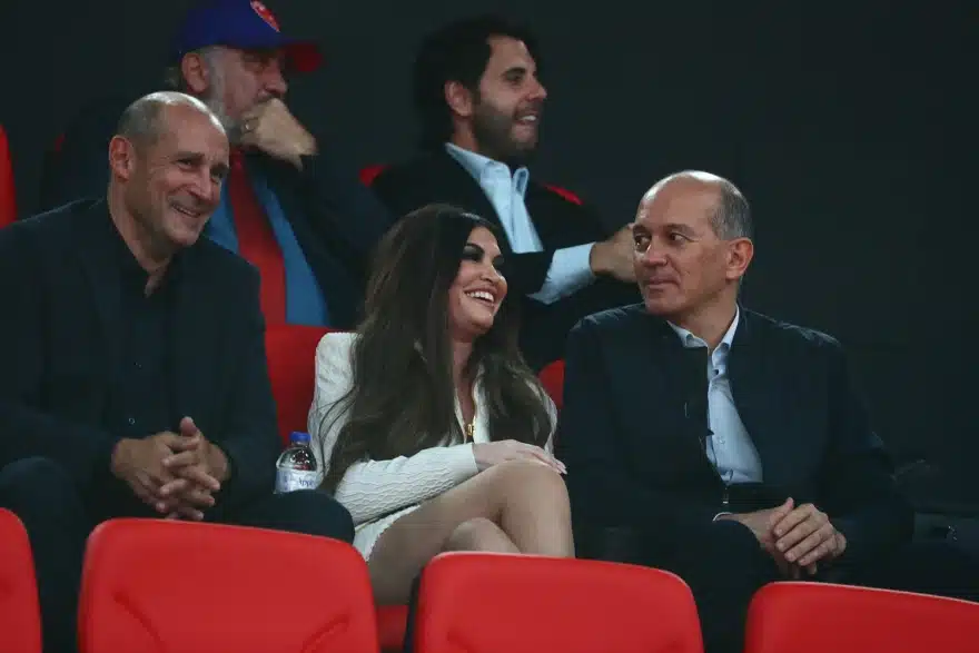 Η Κίμπερλι Γκιλφόιλ στο ΣΕΦ με τους αδελφούς Αγγελόπουλους - Χαμός με τα πόδια της 1 kimberly sef 03