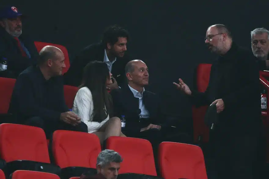 Η Κίμπερλι Γκιλφόιλ στο ΣΕΦ με τους αδελφούς Αγγελόπουλους - Χαμός με τα πόδια της 6 kimberly sef 04