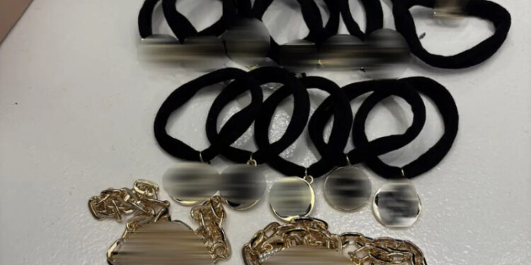 Συνελήφθη ιδιοκτήτρια καταστήματος στο Κολωνάκι που πωλούσε φο μπιζού ως πολυτελή κοσμήματα